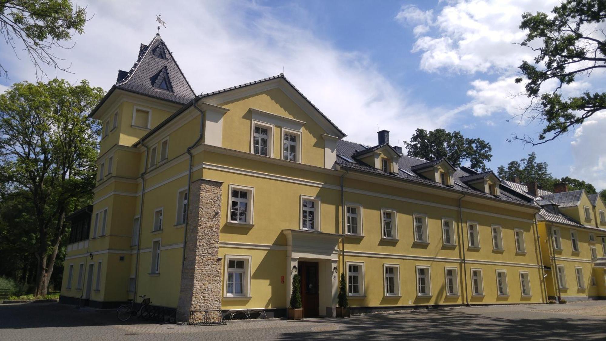 Palac Lucja Bb Zakrzów Extérieur photo